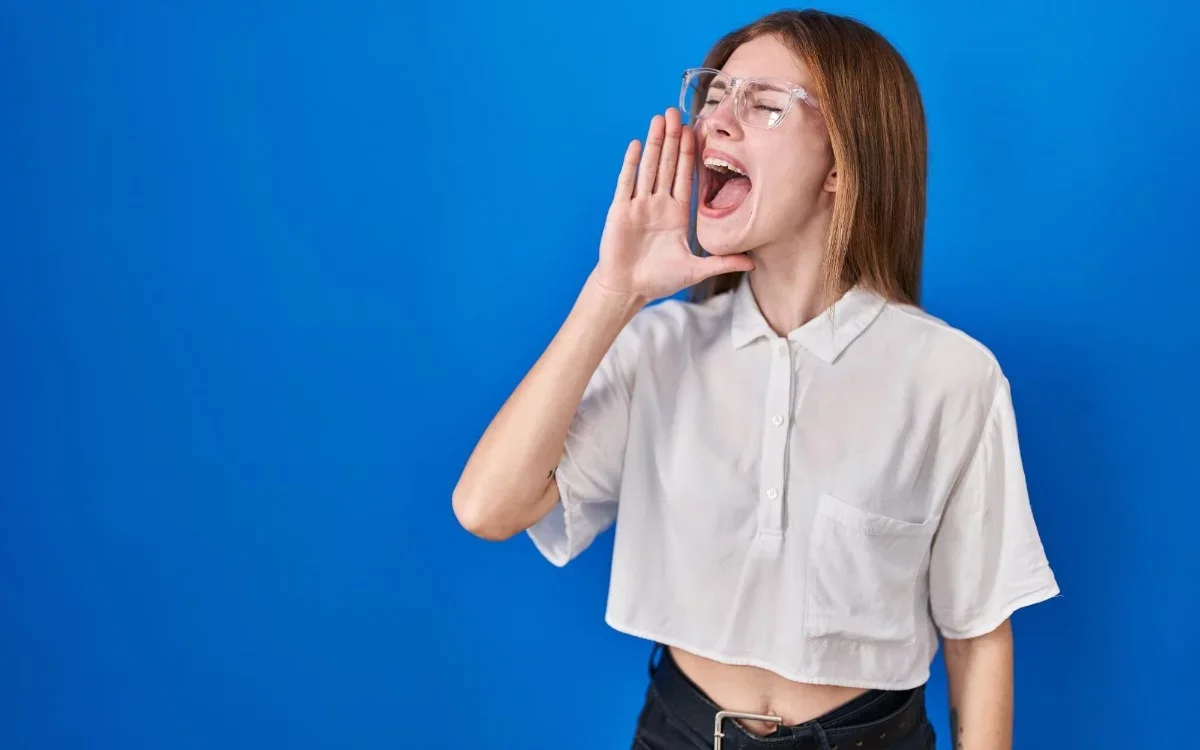 ¿Qué significa cuando alguien tiene un tono de voz demasiado alto? Esto explica la psicología