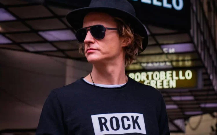El londinense Charles Freeman presenta su single "London Nights"