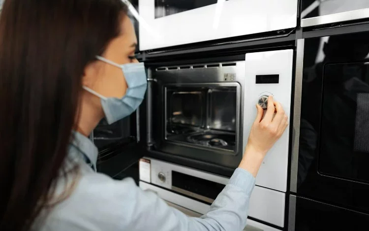 ¿Es cierto que cocinar en el microondas elimina todas las bacterias?