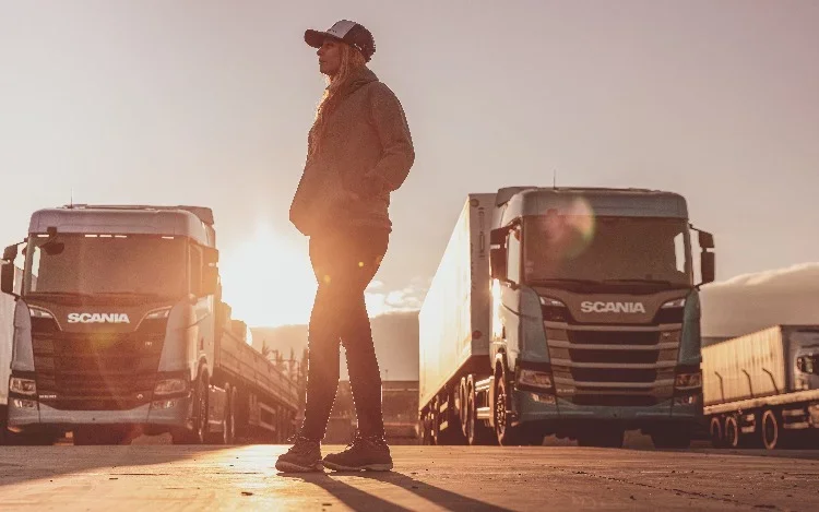 Scania lanza una nueva edición de "Conductoras", el programa de formación para mujeres