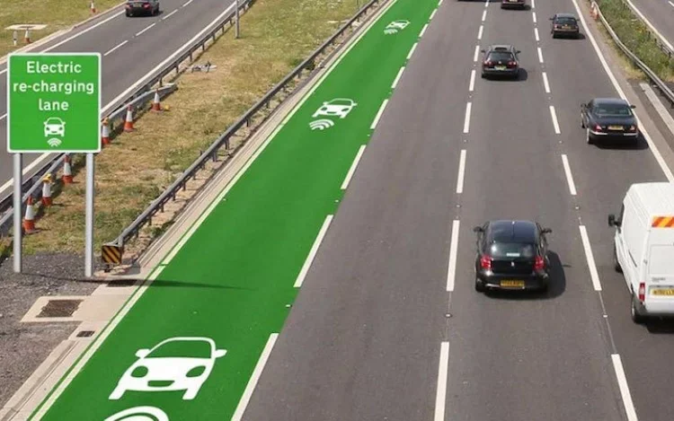 Gran Bretaña prueba las "autopistas eléctricas" que recargan la batería de tu coche mientras transitas sobre ellas.
