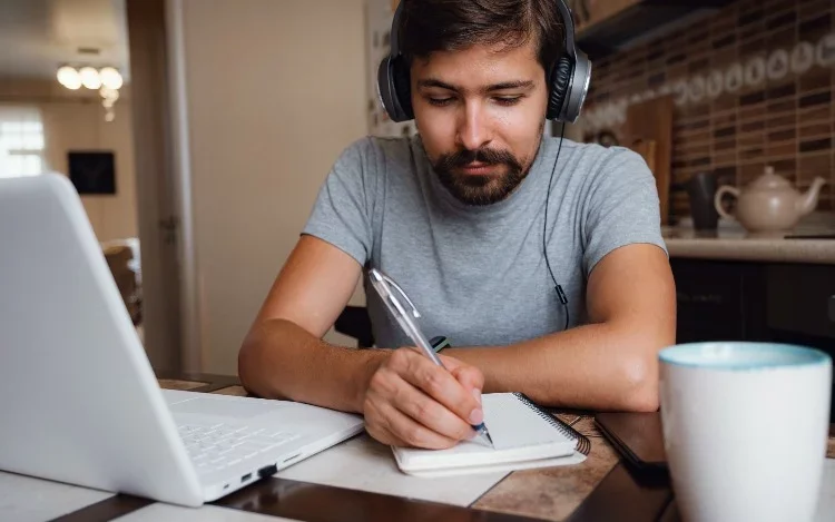 10 opciones de cursos para aprender nuevos conocimientos sin moverte de tu casa