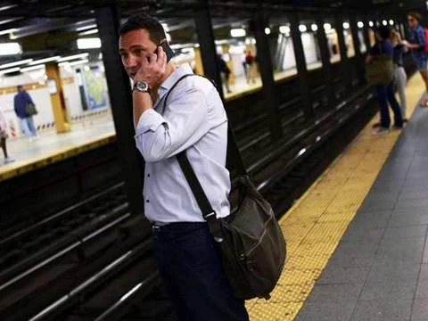 El mal hábito de hablar a los gritos por el celular