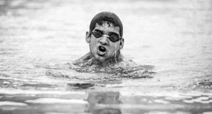 Un joven con agenesia de miembros es récord sudamericano en natación