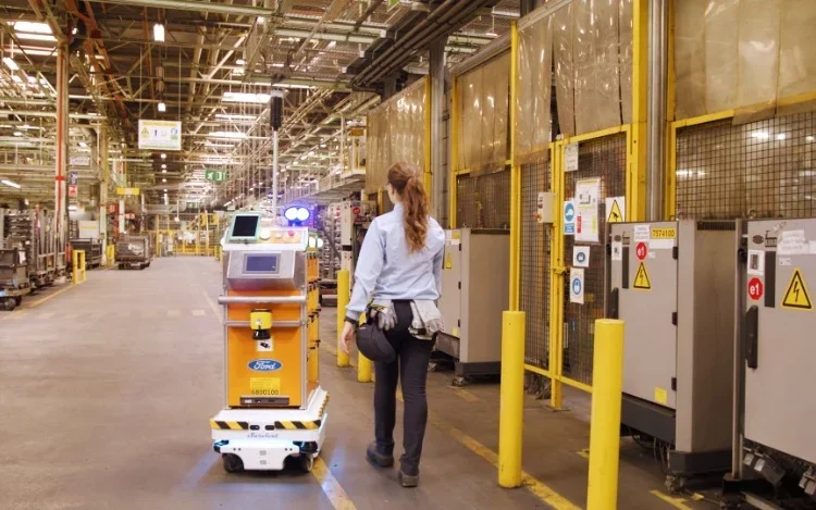 Un robot con tecnología de conducción autónoma hace la vida más fácil a los operarios de la planta Ford de Valencia
