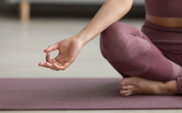 ¿Te cuesta enfocarte en el trabajo? Descubre cómo el yoga beneficia la concentración
