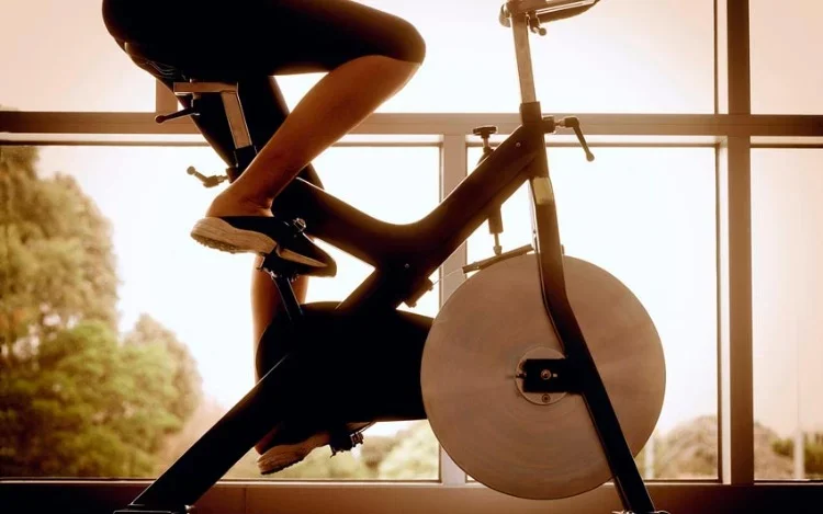 Spinning en casa: beneficios de un entrenamiento que se instaló en el hogar