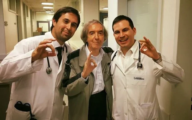 Carlitos Balá repartió alegría y sonrisas entre los pacientes del Sanatorio Anchorena