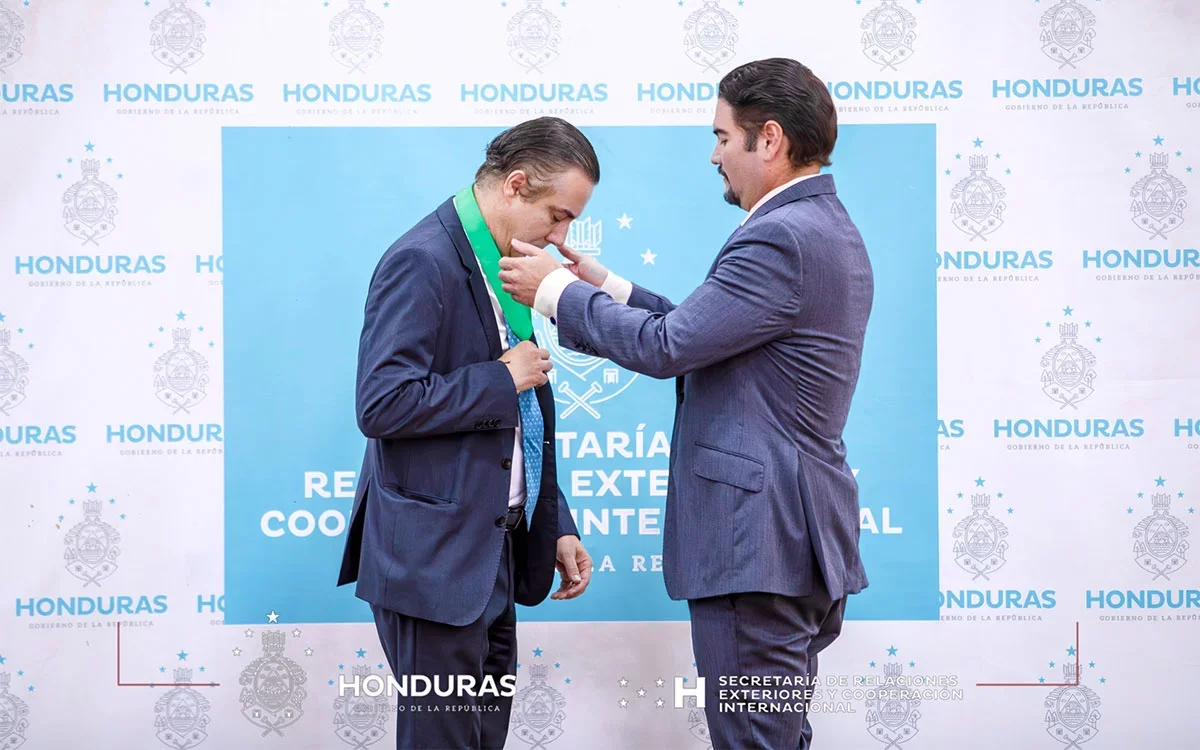 El Dr. Maximiliano Alonso, recibe la Orden de José Cecilio del Valle en el grado de “Comendador”
