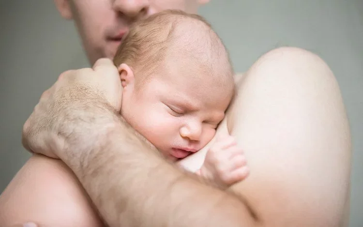 Advierten sobre las dificultades que afrontan las parejas igualitarias que quieren tener un hijo