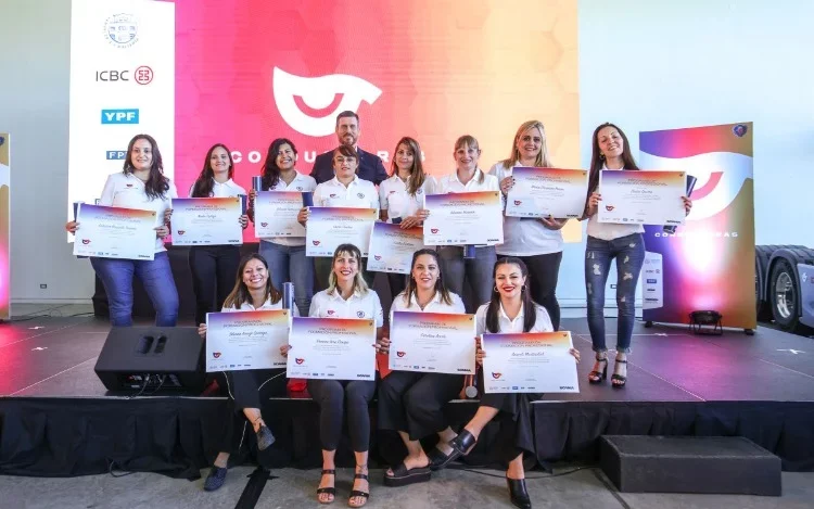 Egresaron doce nuevas conductoras del programa de Scania