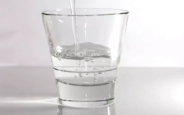 Tomar dos vasos de agua antes de comer ayuda a reducir peso
