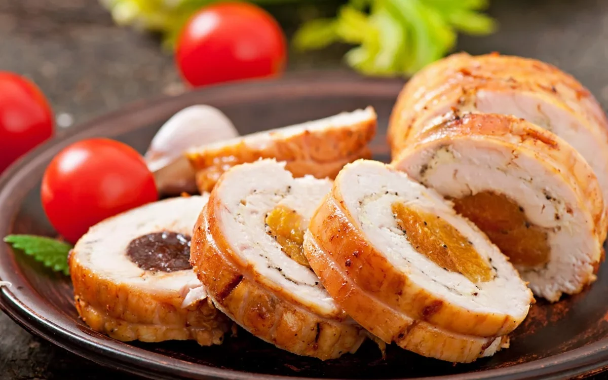 Receta: El truco rápido que transforma una simple pechuga en un arrollado de pollo irresistible