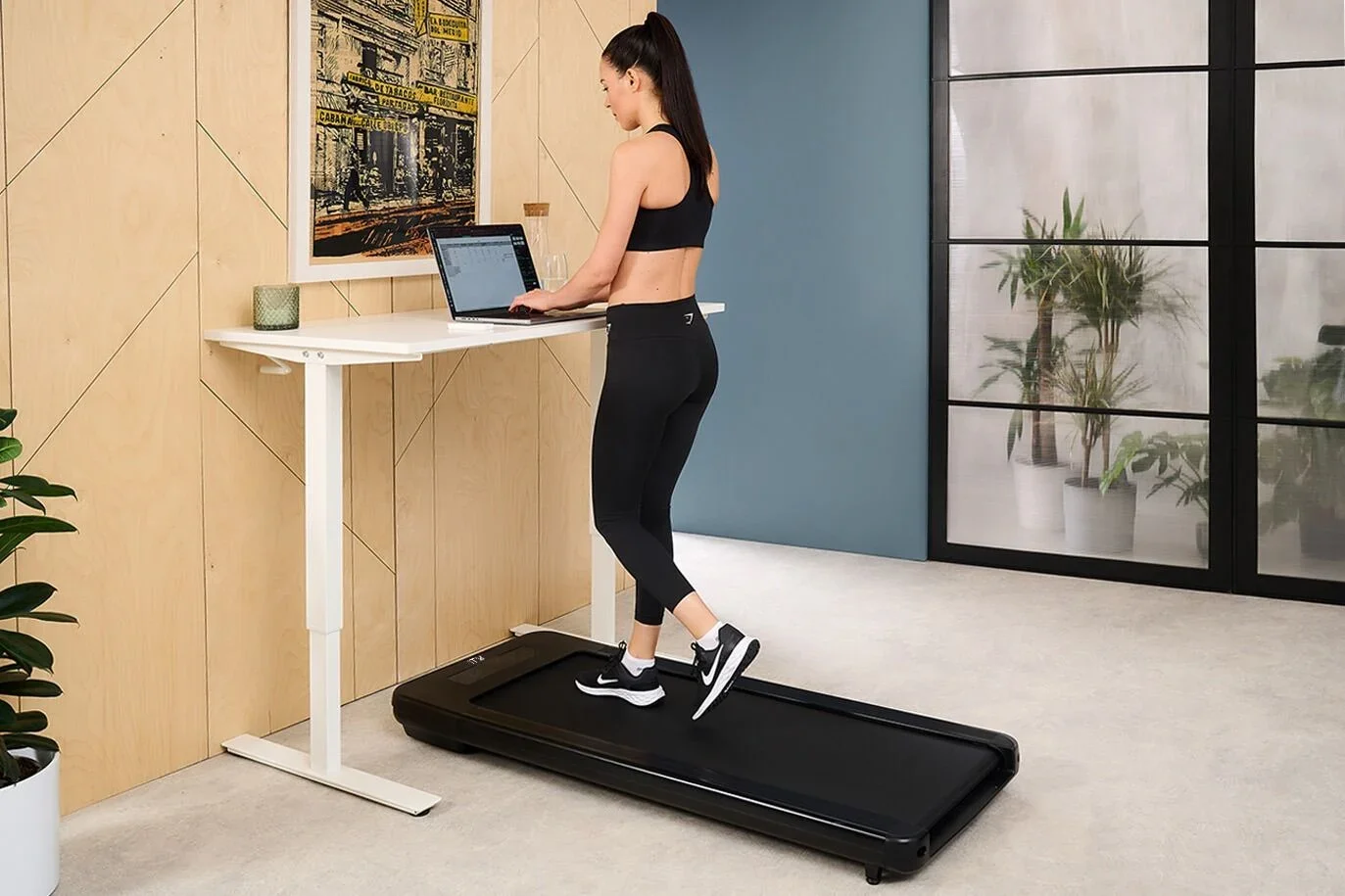 Instalar una walking pad bajo el escritorio: qué dice la ciencia sobre esta tendencia viral