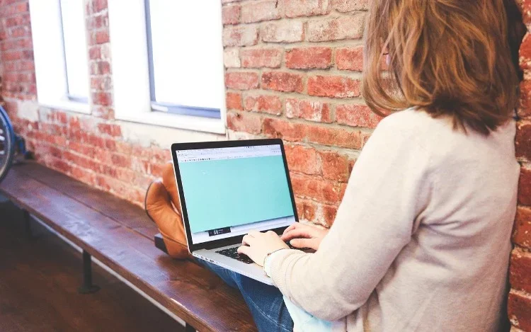 Día del estudiante: el 73% de los jóvenes que busca trabajo online cursa estudios universitarios