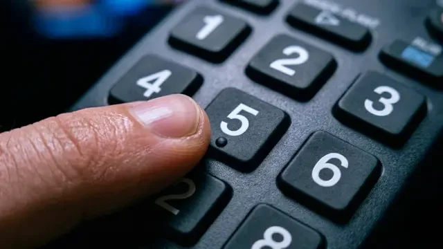 El pequeño relieve del número 5 en el control remoto: el detalle de diseño que cambia todo