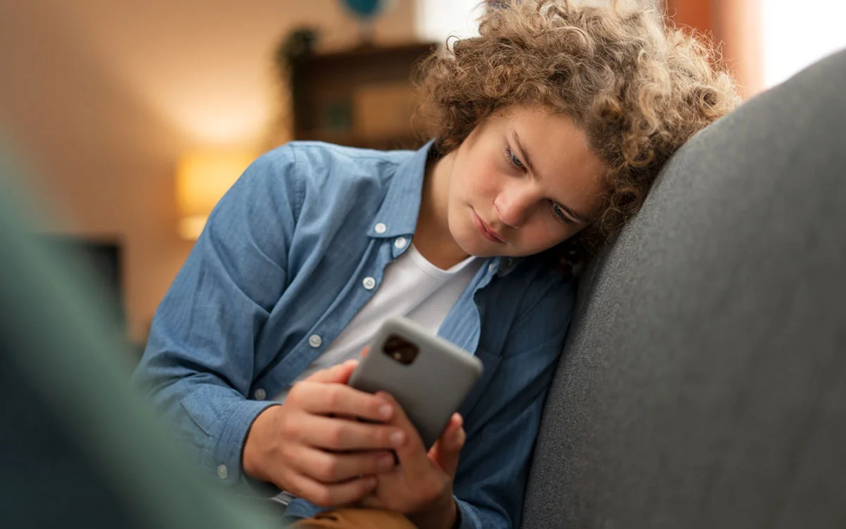Ni pereza ni rebeldía: la verdadera razón por la que tantos adolescentes están siempre cansados