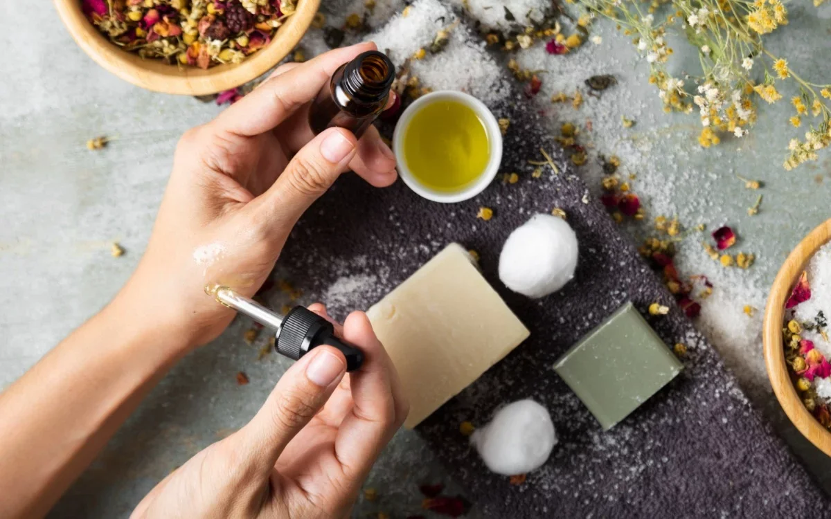 Ni velas ni inciensos… este perfume casero transforma la energía de tu hogar en Año Nuevo