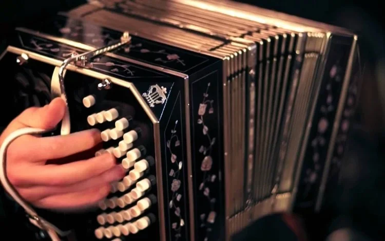 Día del Bandoneón: “Un tanguito” que destaca el vínculo entre el bandoneonista y su instrumento.