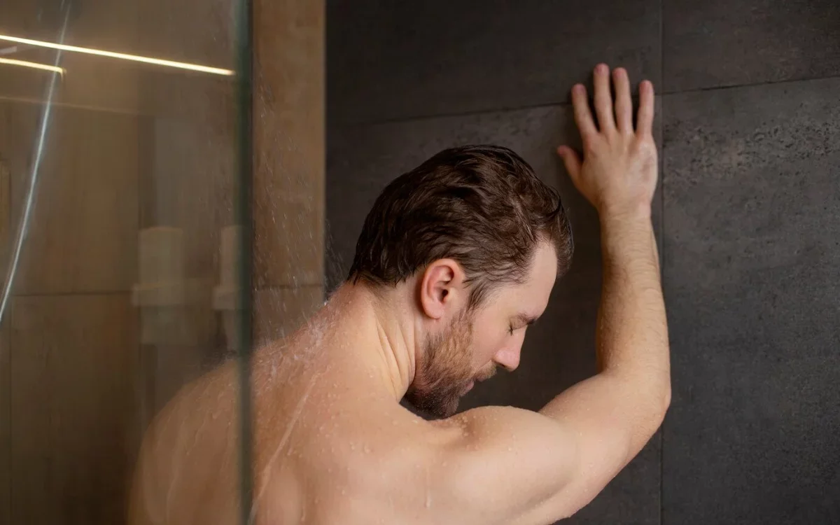 Beneficios de orinar en la ducha: mitos y realidades